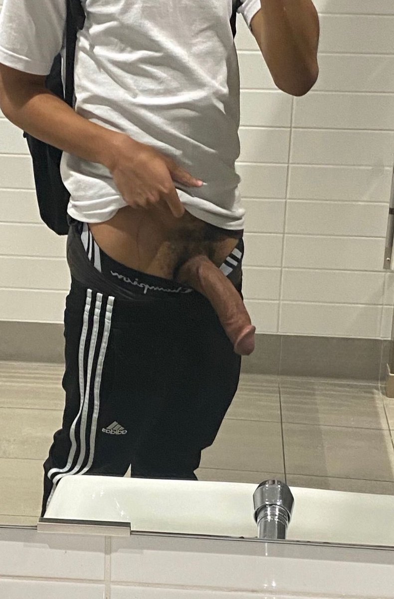 jxmmesz's tweet photo. En los baños de la U y con ganas de culear😈 Rt y te envío un video culeando🔥 https://t.co/t6DajjfZIG