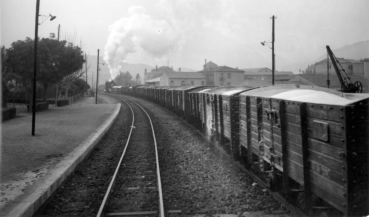 📙 #Ferrocarrils també ha editat el llibret "Cent anys de via estreta a Sant Vicenç de Castellet. Una vila ferroviària"

🚂 El llibre i l'exposició repassen l'arribada del tren de via mètrica a Sant Vicenç el 1924, any en què es va completar el tram entre Monistrol i Manresa
