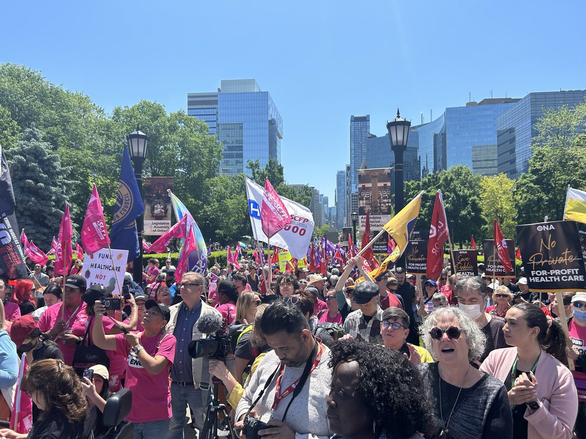Massive health care rally earlier today on the front lawn of Queen's Park.

Thousands of neighbours and health care workers are here to say NO to Doug Ford's privatization scheme. #ONpoli