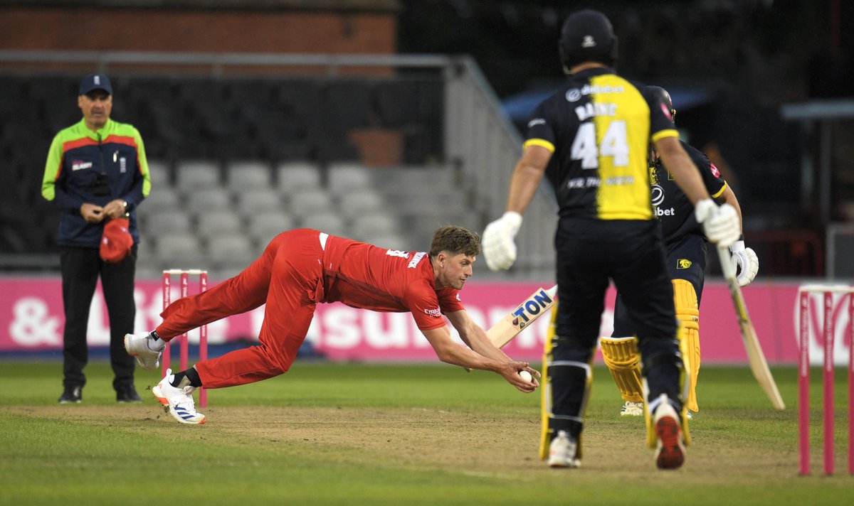 4⃣ wickets in the powerplay! 💥 Wood, Green, Aspinwall and Blatherwick doing the business with the ball. 👏 ⚡️ #LightningStrikes