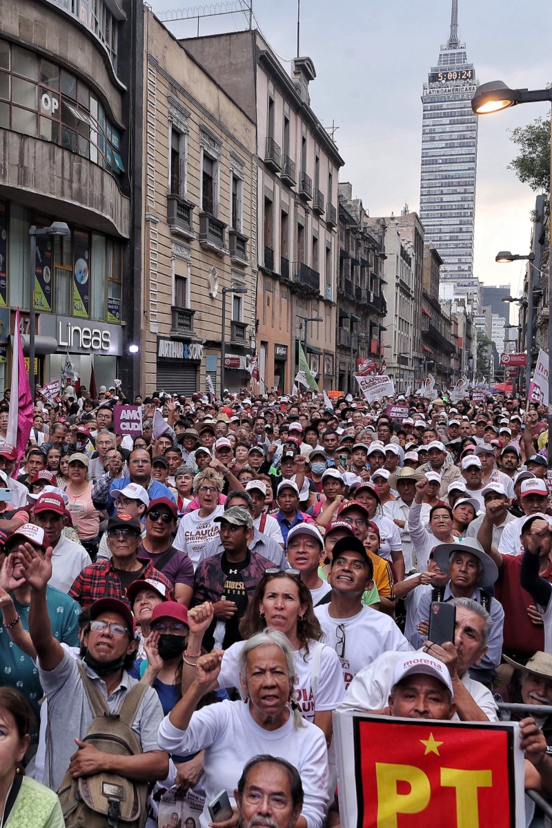 #Dinero, columna de @galvanochoa Con la seguridad que infunden los resultados a su favor de más de 10 encuestas, al cerrar su campaña en un #Zócalo abarrotado de seguidores, @Claudiashein se dio el lujo de convocar a todos a celebrar su triunfo ahí mismo el próximo domingo.