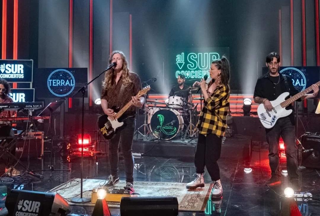 LocalDeEnsayo's tweet photo. Y ahora nos hermanamos con @AlsurConciertos para ofrecerte el directo de los malagueños (ahora afincados en Granada) @terralrocanrol con las canciones de su último LP. “El club de los perseguidos infames”, y la colaboración de @CarmencitaCalav en una versión de #Tabletom https://t.co/tpZbCsmSGo