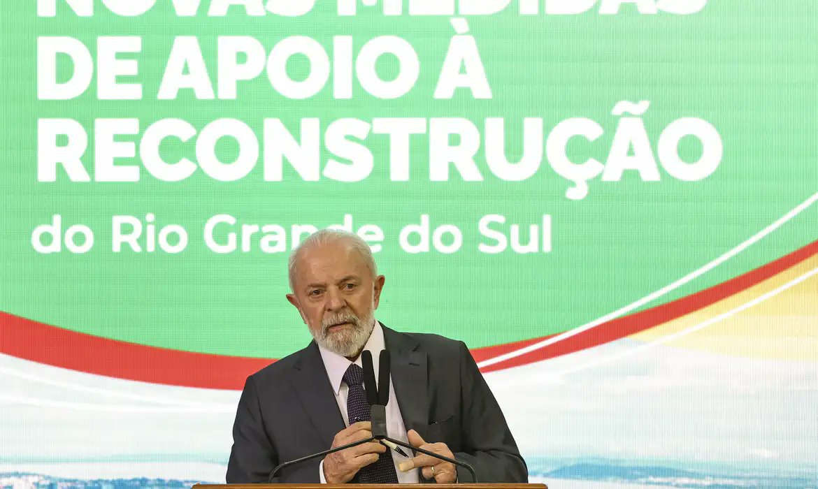 Um mês após o início da atuação da força-tarefa do governo @LulaOficial  no Rio Grande do Sul, já foram destinados emergencialmente ao estado R$ 62,5 bilhões para socorrer a população atingida pelas enchentes. 
Desde as ações de salvamento e acolhimento ao início da fase de