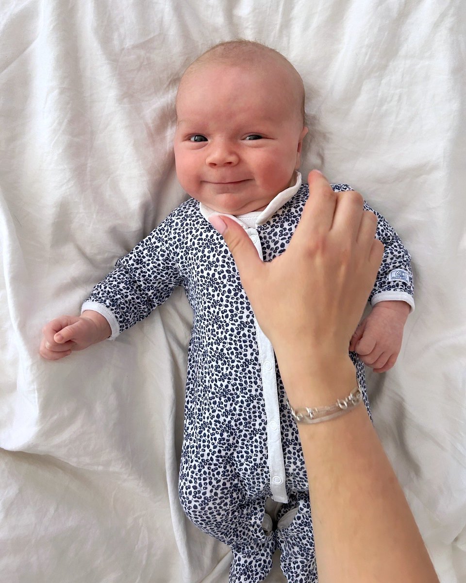 emmalouiselayla's tweet photo. Little Leo 🦁 https://t.co/A1m29goQw9 #FirstSmile #LesBerrys #FiveWeeksOld #BabyBoy #PetitBateau https://t.co/vBWSk5ka19