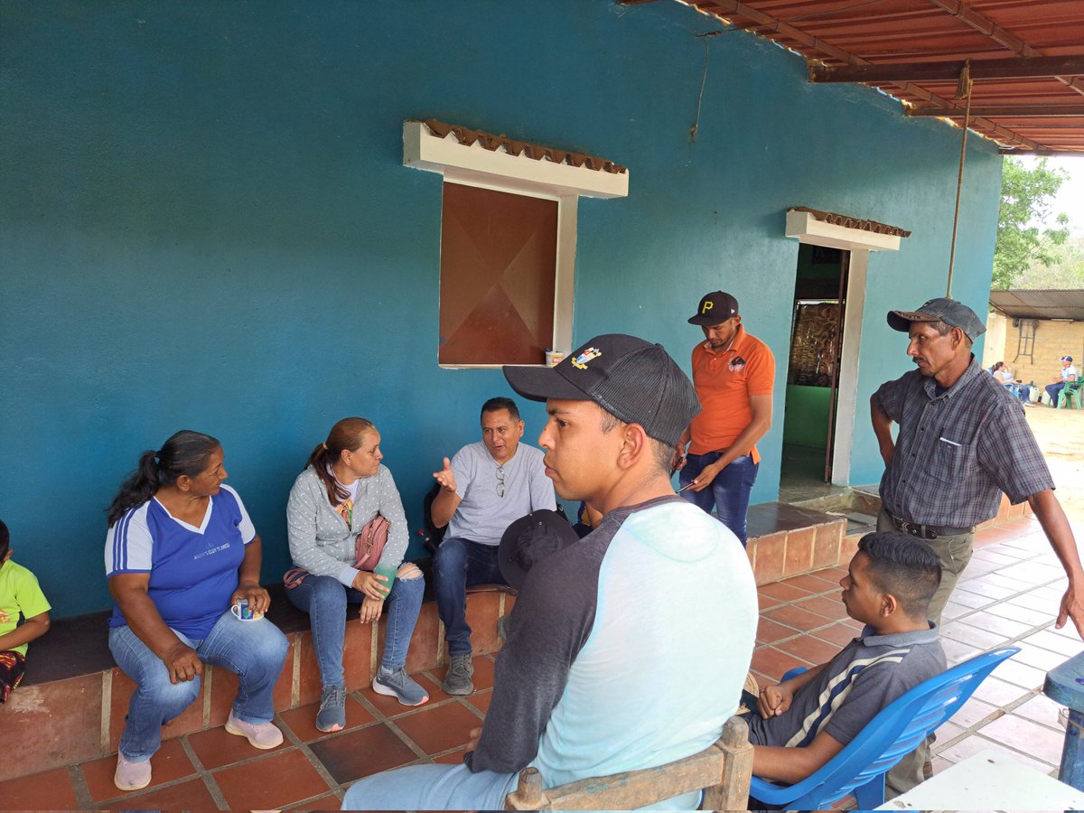 YoiberGomez2's tweet photo. #30May activismo parroquial.

Caserio Tuna de Vaca, parroquia Aguedo Felipe Alvarado, estado Lara. Comprometidos con @EdmundoGU y Venezuela y la Unidad Democrática.  Este 28 de Julio vamos a ganar. https://t.co/JyKZ8t3WRZ