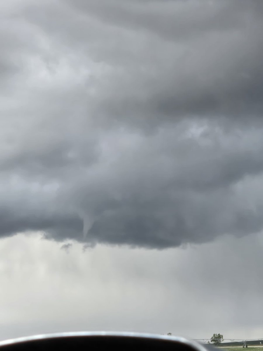 @HouckisPokisewx Funnel spotted just south of Witla (East of Bow Island) about 20 minutes ago

Photo from Sean Greenfield #abstorm #abwx #ShareYourWeather