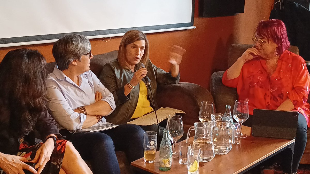 donesenxarxa's tweet photo. @lourdesmunoz : "Todo lo que nos está marcando la vida tiene datos". Y como reflexión final remarca que la discriminación por sexo esta incluida en la nueva legislacióneuropea y cierra recordando que el mundo no cambia porque si, sólo si se hacen cosas cambian cosas. #coctelsnet https://t.co/7CYBof8Qyb
