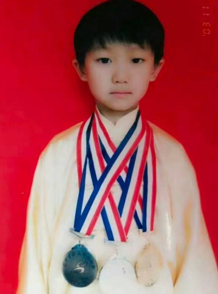 E o maior de todos? Aos 10 anos, Minghao obteve sua certificação de nível 3 em Artes Marciais Chinesas Profissionais, credenciado pela Associação Nacional Chinesa de Artes Marciais. ❤️🏅