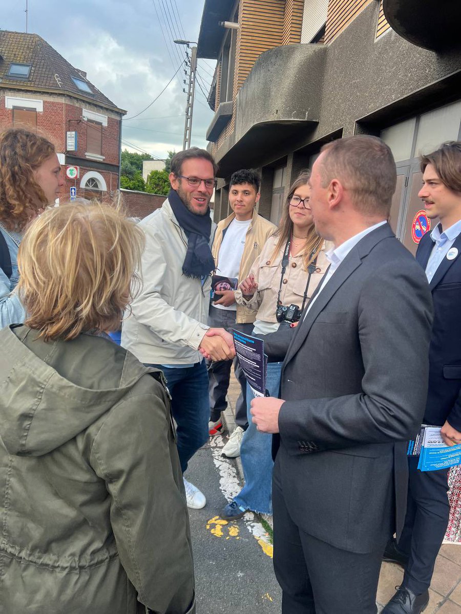 🇫🇷🇪🇺Avec @BrigBourguignon et @ArnaudM55 à Bethune accompagnés par les militants de toute la majorité présidentielle pour dire que nous avons @BesoindEurope avec @ValerieHayer! Le 9 juin, un seul jour, un seul tour #BesoinDEurope