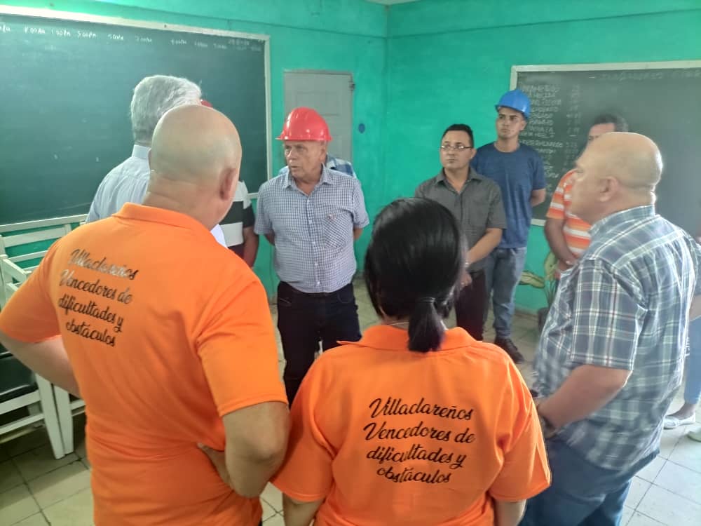 En el central azucarero Héctor Rodríguez de #SaguaLaGrande, #VillaClara inició @DiazCanelB y @DrRobertoMOjeda su visita. Conocieron del atraso en la molienda por disímiles factores y dialogaron con sus directivos y trabajadores sobre las acciones para superar la deprimida zafra