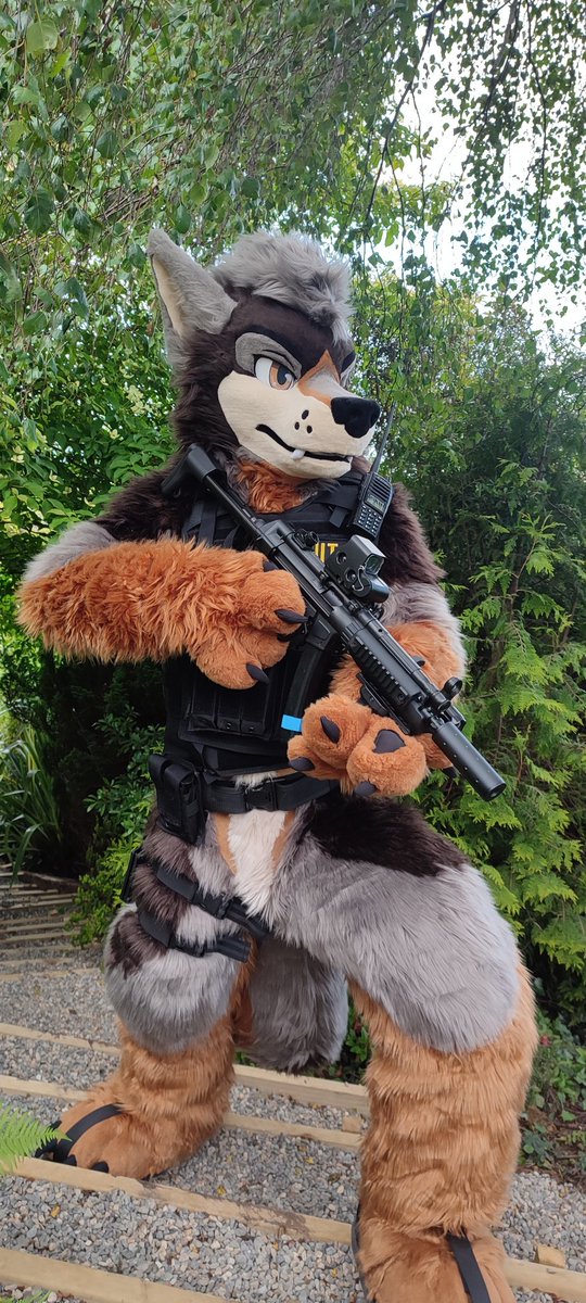 Tactical wolf hunting you down...

📷 <a href="/Pudgical/">ragazza del latte</a>
🪡 <a href="/kigurumikagetsu/">きぐるみ花月/Kigurumi Kagetsu</a>

CW: Guns, military gear

(All gear is for Airsoft purposes. Pictures taken at home)