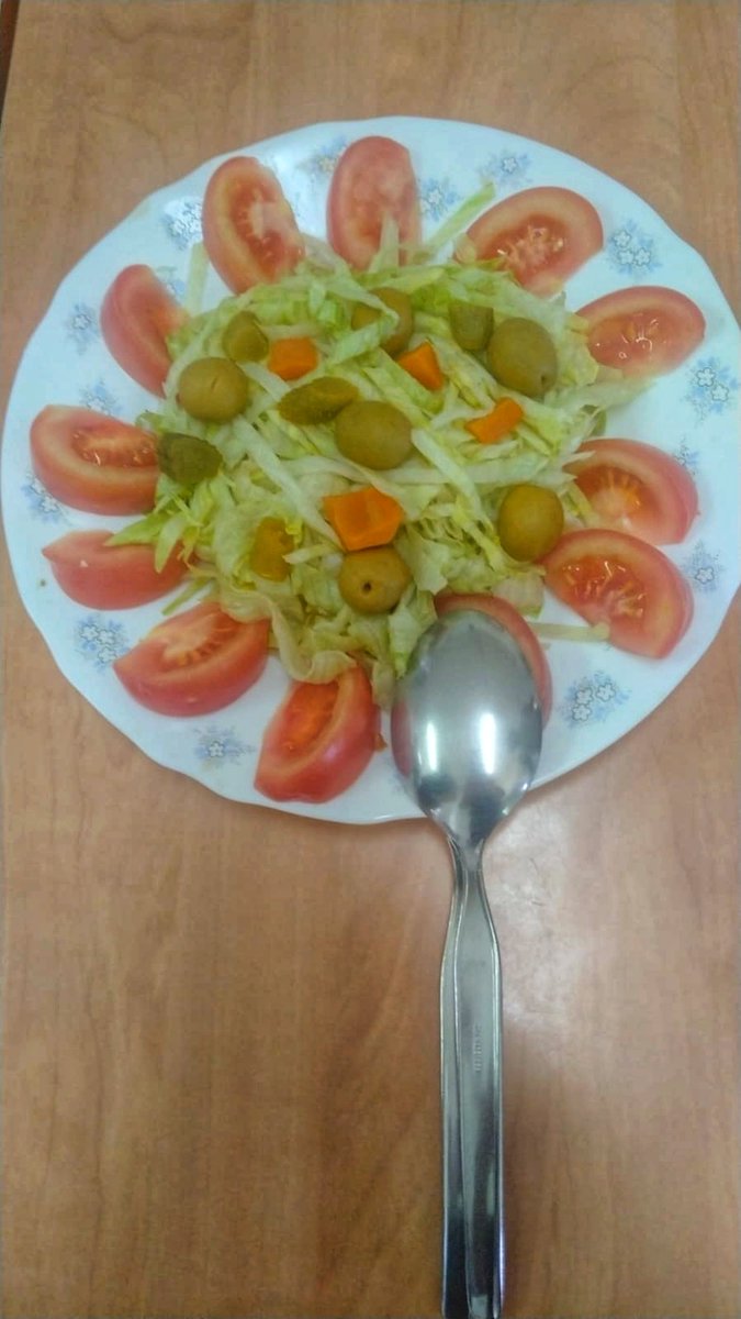 DaniElefantman's tweet image. Hoy he  pasado tanto calor  que solomrearé esta ensalada. Ni Masterchef lo supera😃 ¿Gustais #ensalada #tomate #hacerfotos