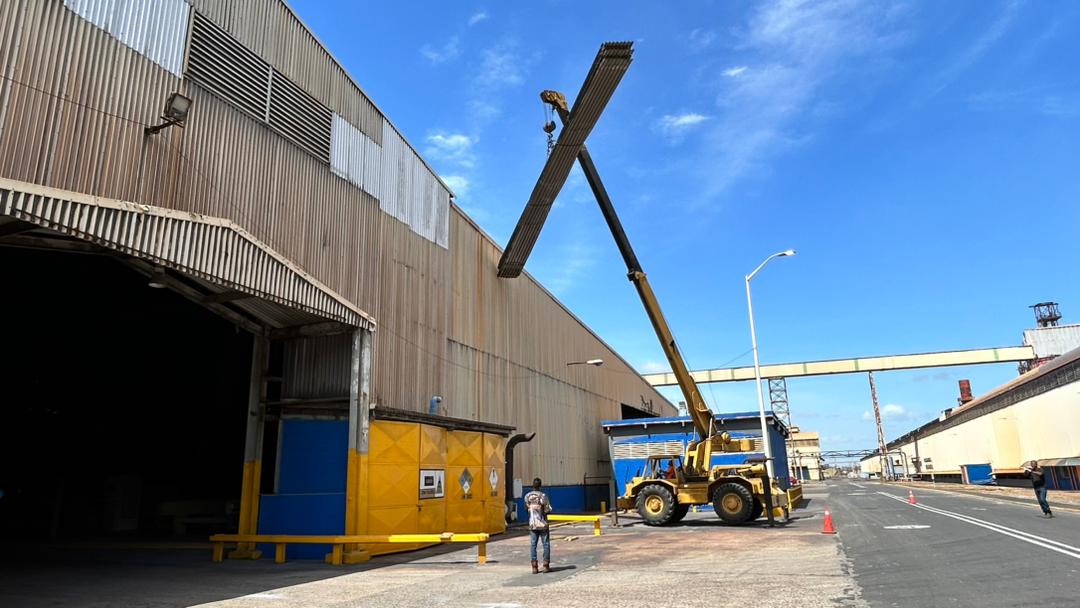 VENALUM_CVG's tweet image. #EnFotos || La gerencia Proyectos de CVG Venalum avanza con la sustitución de láminas de techo, fachadas, flashings, ventiladores robertson y canales pluviales de esta reductora. Estas acciones están orientadas a la normalización de la infraestructura, totalizando más 11 mil mts2