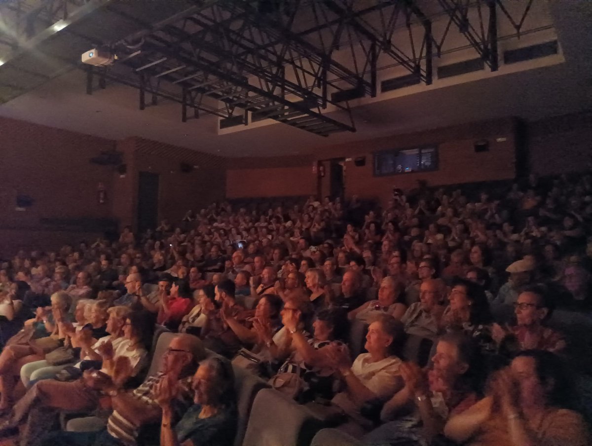 AVBarrioCentro's tweet photo. Gracias al elenco y, por supuesto, a todos los vecinos y vecinas que ayer abarrotaron el teatro y que con su entrada solidaria apoyaron la labor del @defmenorlega, que trabaja para y por la infancia vulnerable de #Leganés

Así también #HacemosBarrio https://t.co/oDavuCAS0T