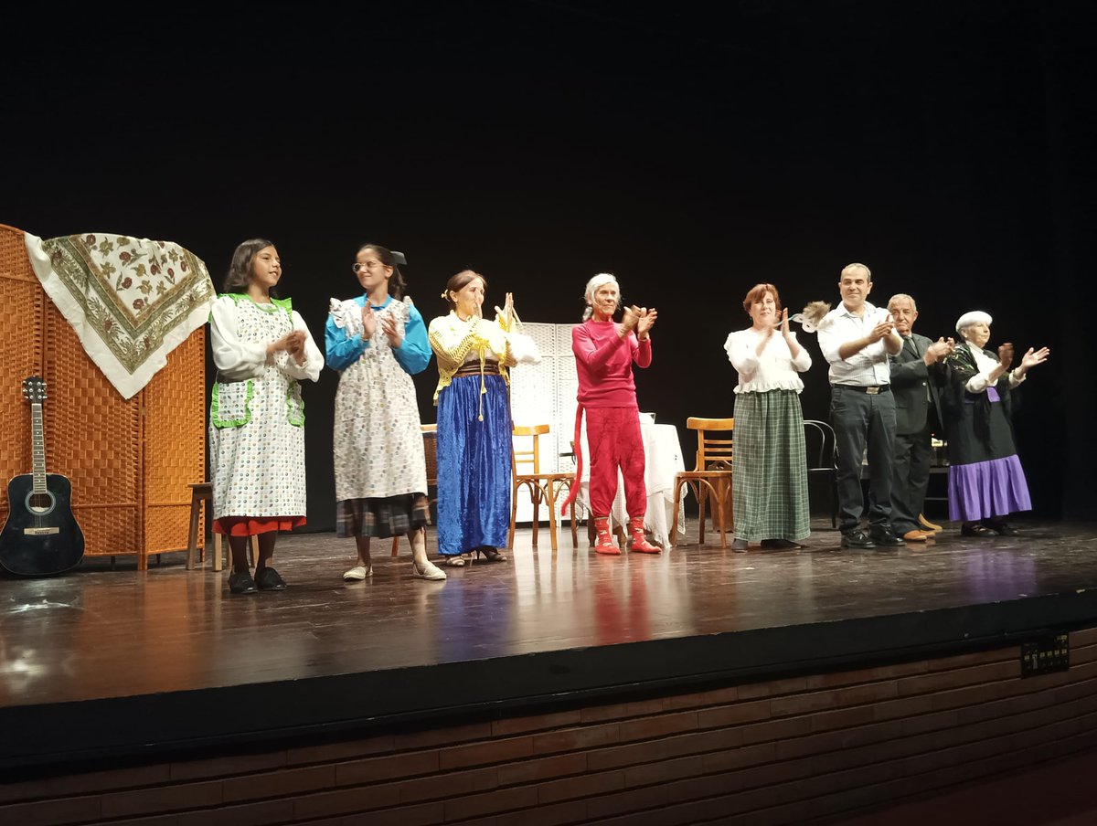 AVBarrioCentro's tweet photo. Gracias al elenco y, por supuesto, a todos los vecinos y vecinas que ayer abarrotaron el teatro y que con su entrada solidaria apoyaron la labor del @defmenorlega, que trabaja para y por la infancia vulnerable de #Leganés

Así también #HacemosBarrio https://t.co/oDavuCAS0T