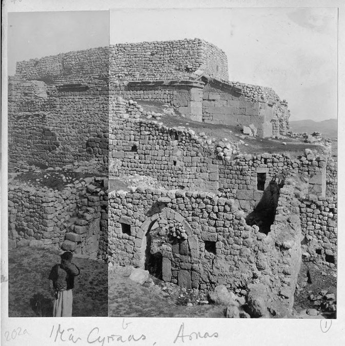 AntMardin's tweet photo. 1911'de Gertrude Bell tarafından çekilen bu fotoğrafta Mar Giragos ve Arnas notu düşülmüş. https://t.co/UQFv19yshE