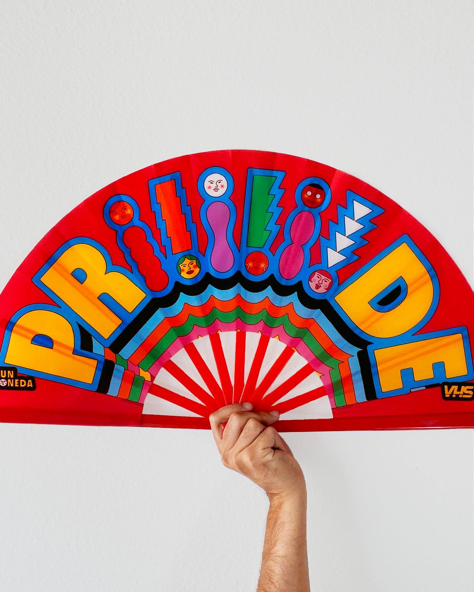 IonedaJun's tweet photo. Se n tem leque pro nosso pride, compra comigo pra ajudar qm precisa ❤️ me juntei a festa VHS pra ajudar 2 causas: todos os lucros vão p/ Casa 1 e AJUDA TRANS RS. Tem 2 modelos de leque + cartaz A3: se levar junto ganha desconto :) 
Disponíveis na Gengibrão
https://t.co/rF9VEeUiQf https://t.co/mnbMbhXldo