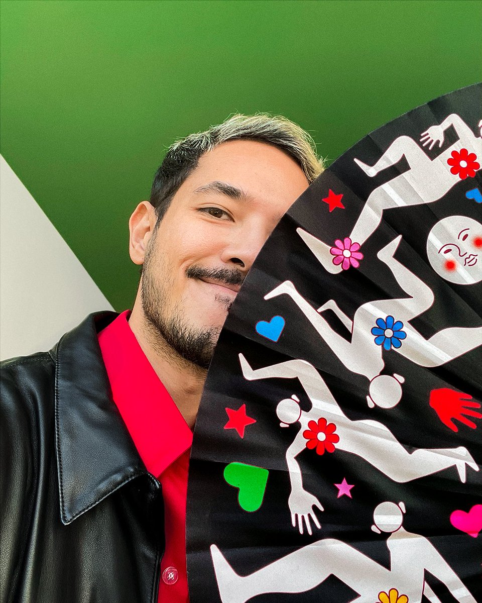 IonedaJun's tweet photo. Se n tem leque pro nosso pride, compra comigo pra ajudar qm precisa ❤️ me juntei a festa VHS pra ajudar 2 causas: todos os lucros vão p/ Casa 1 e AJUDA TRANS RS. Tem 2 modelos de leque + cartaz A3: se levar junto ganha desconto :) 
Disponíveis na Gengibrão
https://t.co/rF9VEeUiQf https://t.co/mnbMbhXldo
