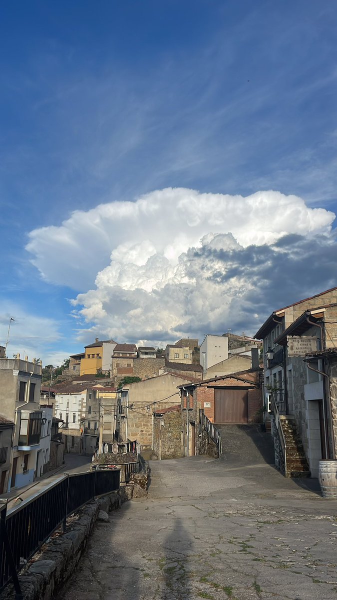 JavierGP9's tweet photo. Desde Fermoselle, tormenta encima del embalse de La Almendra @tiempobrasero https://t.co/mXTdScrvlo
