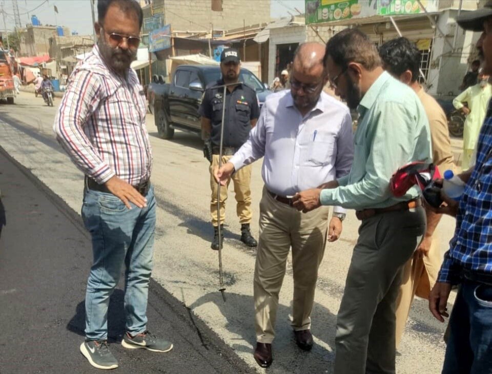 kda_gos's tweet photo. Director General Karachi Development Authority Syed Shujaat Hussain inspecting &amp; reviewing the under-construction roads in 4-K Chowrangi to Lyari Nadi Yusuf Goth located in Sarjani Town. https://t.co/PtGLDRkBnS