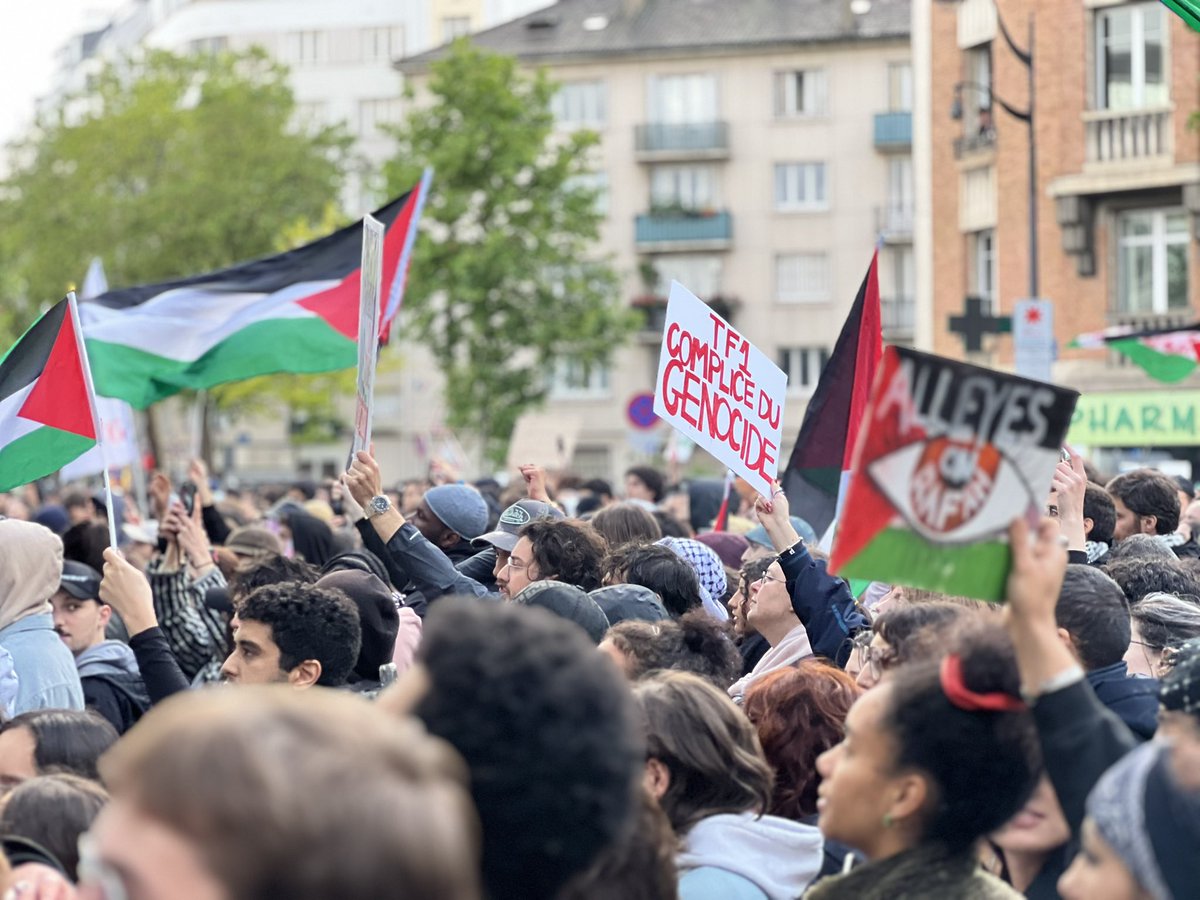 dbelaid's tweet photo. «Ce n’est pas une guerre, c’est un génocide ». Près de la tour TF1 #Gaza #TF1 #Netanyahu #LCI https://t.co/L4V42ssC6h