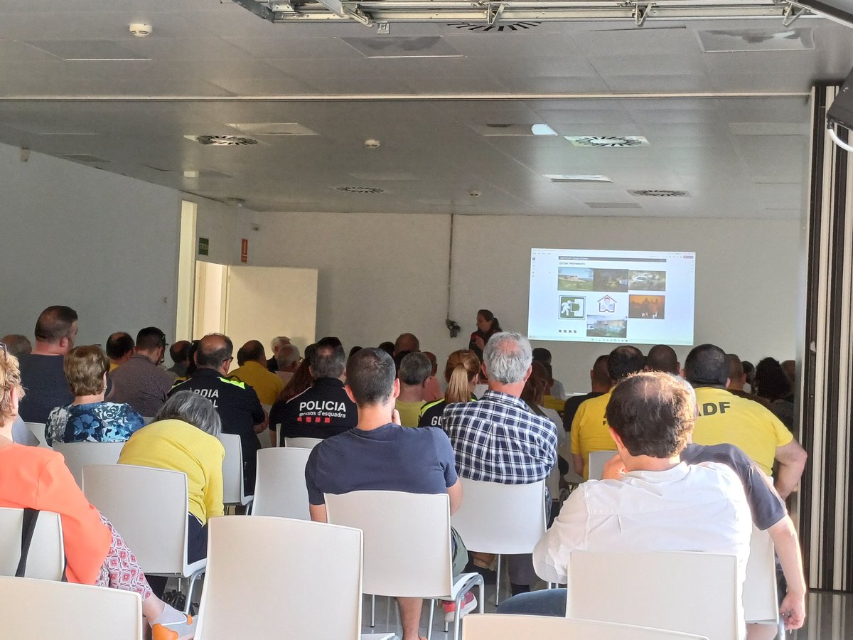 GuardiaOdena's tweet photo. Avui @GuardiaOdena de @OdenaCat es troba al Campus Motor de Castellolí a la Jornada d'Autoprotecció en cad d'Incendis Forestals en Urbanitzacions i Edificacions Aïllades. Amb @mossos @bomberscat @emergenciescat @semgencat @adfanoia organitzat per @ConsellAnoia https://t.co/u5yuddy8OJ