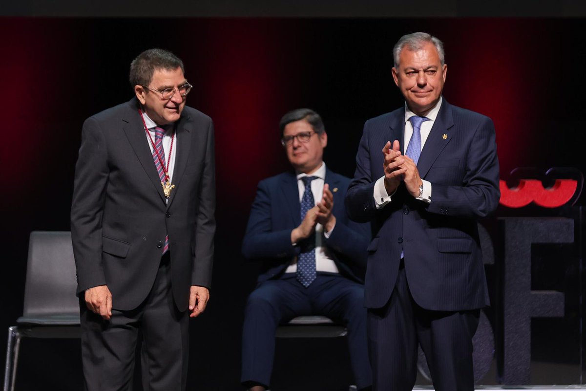 Ayto_Sevilla's tweet photo. JOAQUÍN EGEA🏅 | Medalla de Sevilla 2024

Gracias por su firme compromiso y pasión por la defensa del patrimonio cultural e histórico de #Sevilla  desde @AdepaSevillaHca. 🏰🏛️

¡Muchísimas felicidades!

#DíaSanFernando24 https://t.co/f87P8RnCWq