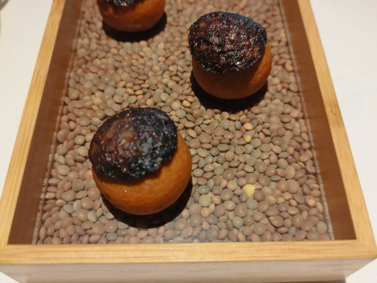 Gaudir del moment es tot un plaer, però compartir-lo amb la família escollida, en una taula plena de plats amb menjar i gots amb aigua i vins, NO TE PREU
<a href="/elbohioillescas/">Restaurante El Bohío</a>
A pels 28 anys d'amistat........ us estimo😘😘😘