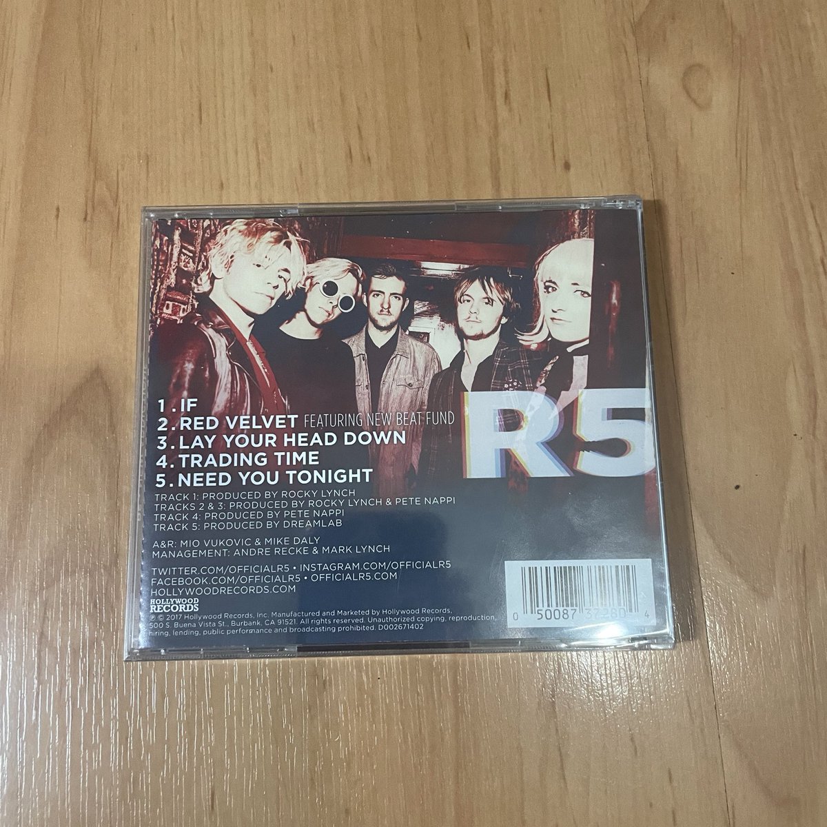 💕R5 new addictions cd giveaway💕

i have an extra cd from the new addictions tour (still sealed), so i wanted to give it away to someone!! 

all you have to do is:
- follow me
- like and retweet

it’s international and a winner will be chosen on 6/14 good luck 😙