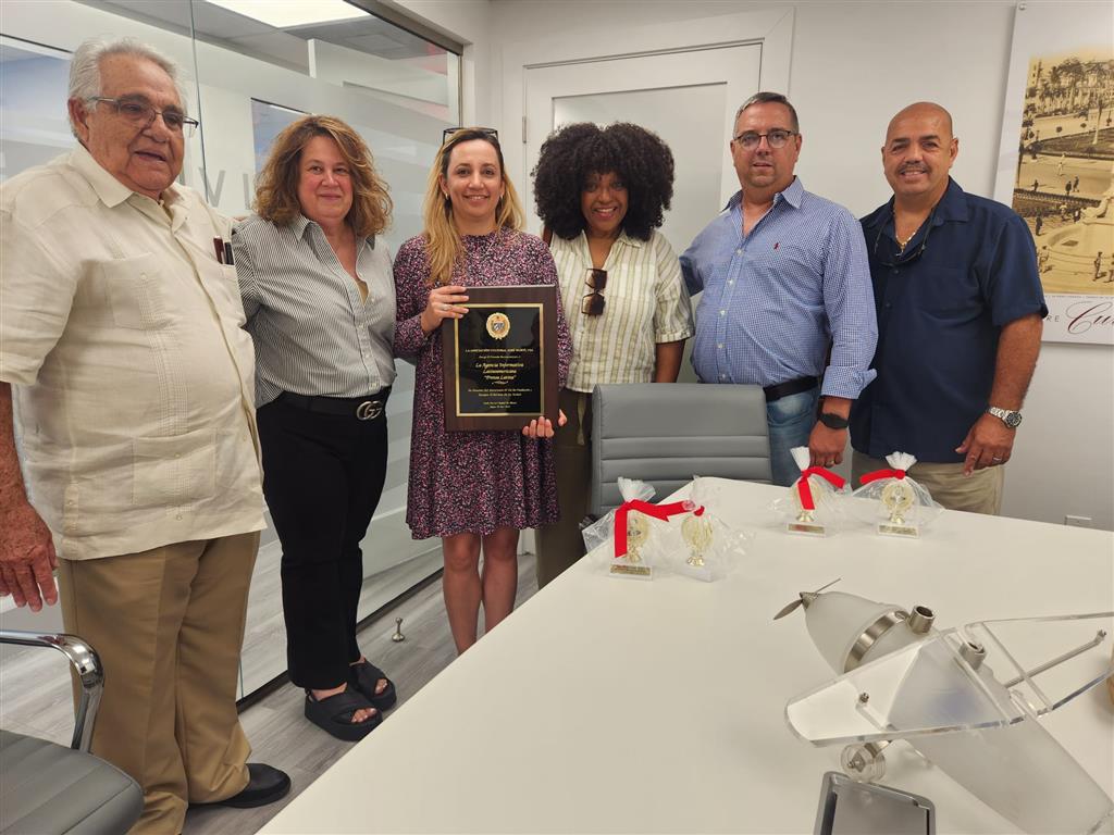 AbelDerivet's tweet photo. La Asociación Cultural José Martí en Estados Unidos entregó una placa de reconocimiento a la agencia informativa latinoamericana Prensa Latina, en ocasión del aniversario 65 de este medio cubano. #Cuba @PrensaLatina_cu https://t.co/ZqGQ90VvqS