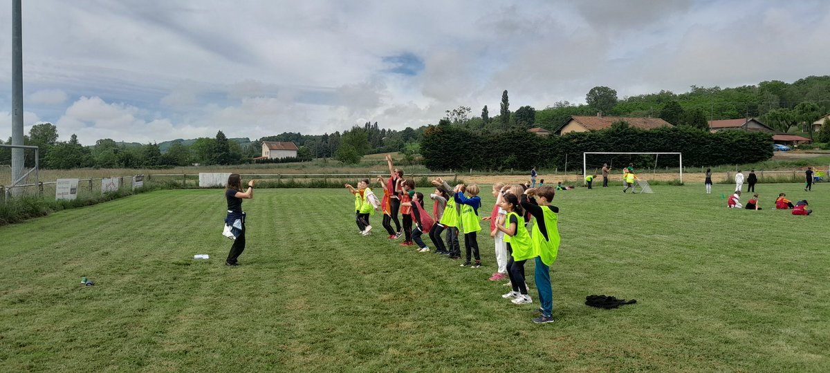 jan_dybing's tweet photo. Rencontre tchoukball et dans des jeux @usepnationale à St Christophe et le Laris avec Ponsas et Crozes-Hermitage,  100 enfants cycle 3.
En évitant les gouttes,  partage, sport, arbitrage, danse, coopération https://t.co/mbUqYD0Jpj