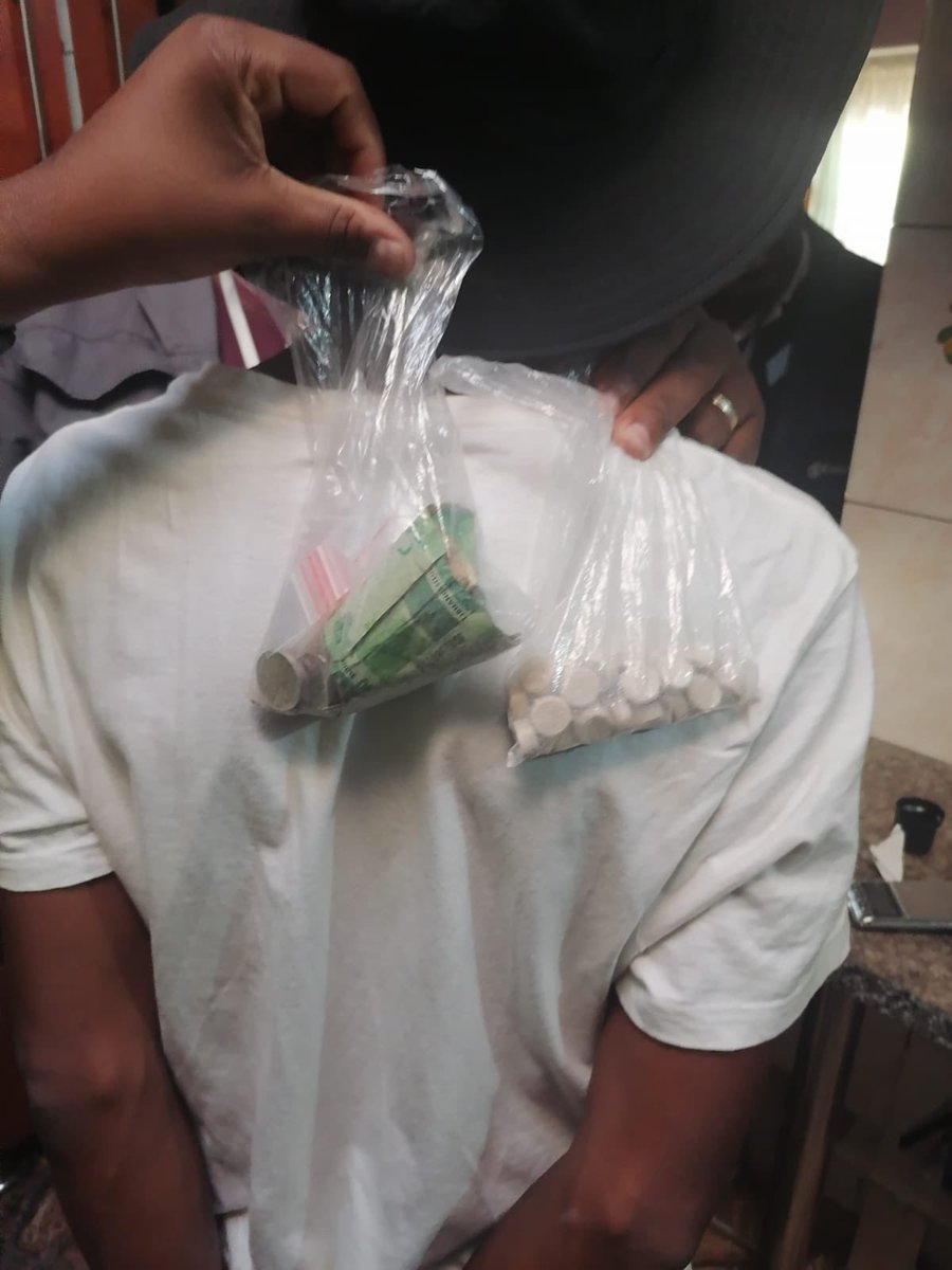 Drugs off the streets!
While conducting patrols and crime prevention operations in and around Klipspruit West, members of SAPS together with the Wardens apprehended a suspect for being in possession of drugs.

#GrowingASaferGauteng #bootsontheground