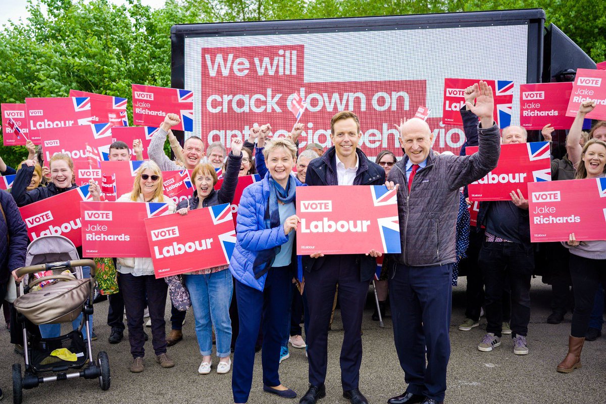 Out campaigning with @jakebenrichards in Rother Valley, hearing from residents & businesses hit by antisocial behaviour & crime while neighbourhood police have been cut. Time for change 🌹Labour will crack down on antisocial behaviour & get 13,000 more police & PCSOs on the beat