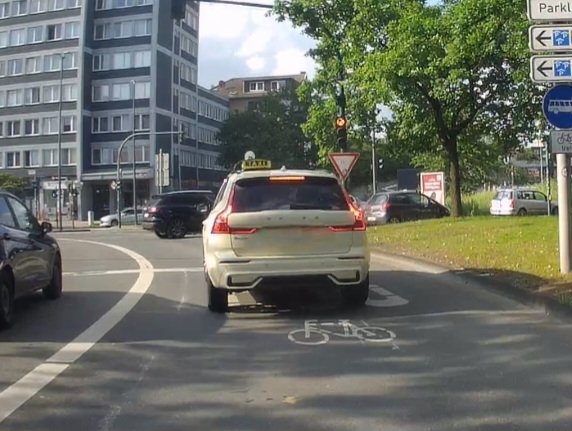 Der Taxifahrer hielt seinen #Wankpanzer wohl für einen Bus...