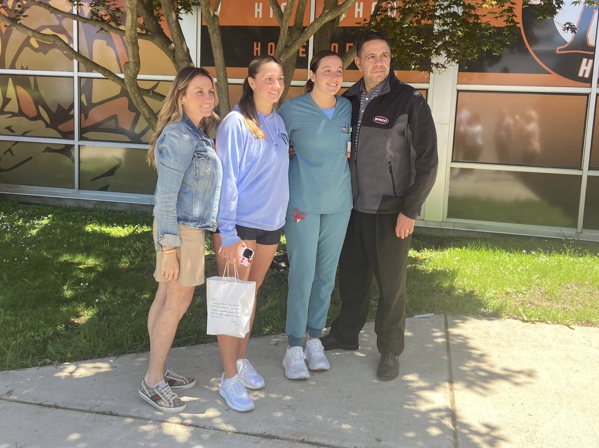 FredoniaHSathl1's tweet photo. Congrats and good luck to Sydnee Hoffman and Juli Spacciapolli as they leave to compete in NYS Golf Championship. @FredoniaCSD @TheObserverNY @WNYAthletics https://t.co/ZfnDB0b9xB