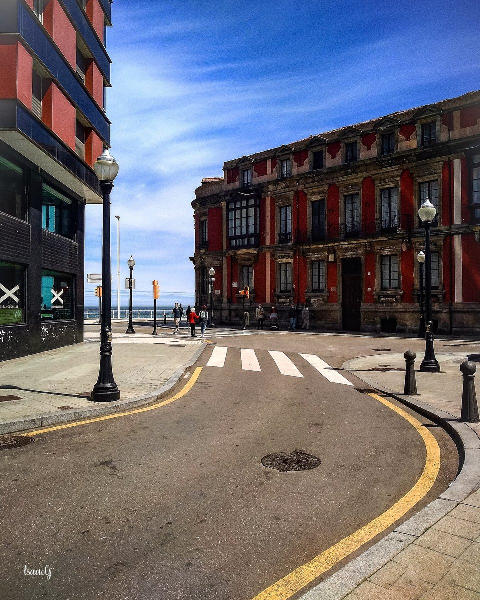 #streetphotography #streetphoto #photography #fotografia #color 🙃📸🚶🏼‍♂️
Gijón,Asturias. España.