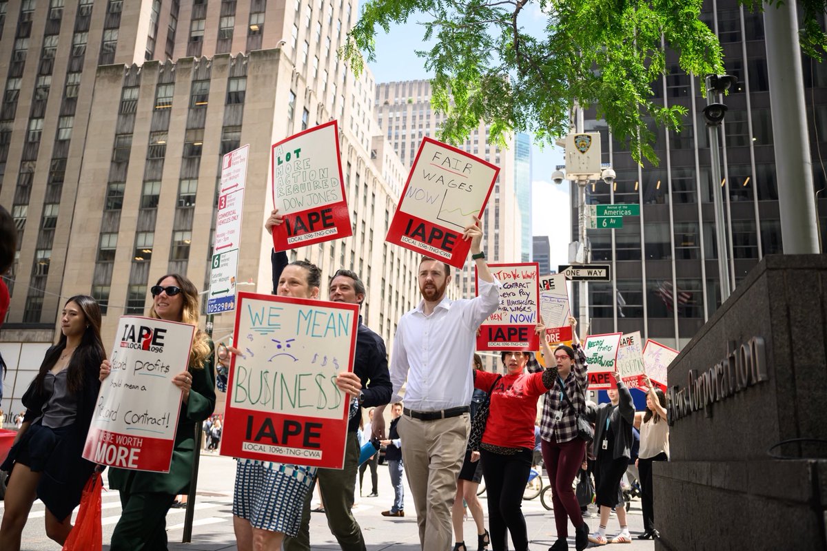 IAPE1096's tweet photo. Scenes from a (lunchtime) walkout. #NoMoreCuts #WeAreWorthMore #FairContractNow #WeCanDoThisAllDay https://t.co/uLcwHjDjJX