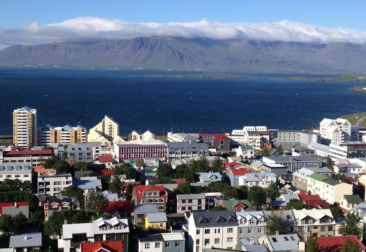 El Paraíso está en Islandia:
El país donde la educación y la medicina son gratuitas.
- No hay McDonald's, ni calabozos (cárceles).
Cada persona sueña con llevar una vida mejor y vivir en un país moderno.
Desde este punto de vista, Islandia es el país ideal. Allí no hay ejército,