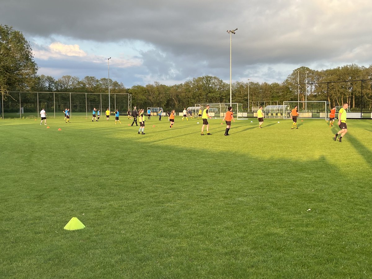 Prachtig weer! Prachtige velden! En dan was dit de laatste training van het seizoen. Tijd voor een hervorming van het competitie voetbal #knvb