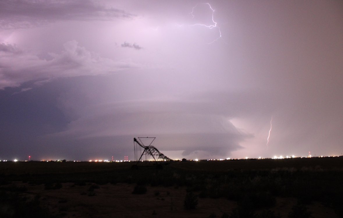 This pic was taken at 10:54pm last night in the circled spot south of Clovis. What a fascinating storm. @NWSAlbuquerque @ReedTimmerUSA #nmwx