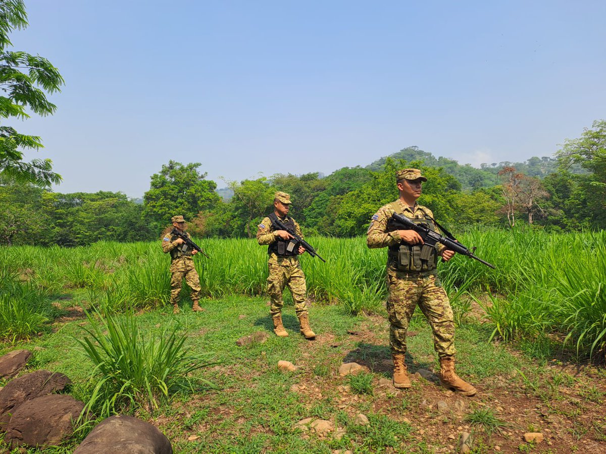 Para evitar delitos, personal del Destacamento Militar N° 4 mantiene presencia en zonas rurales del distrito de Chilanga, Morazán Sur. #PlanControlTerritorial