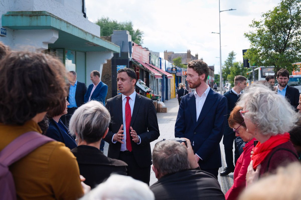 I joined some incredible campaigners this afternoon in Edinburgh - where @ChrisMurray2010 will be a fantastic champion for Edinburgh East & Musselburgh. On the 4th of July, a vote for Scottish Labour is a vote for change.