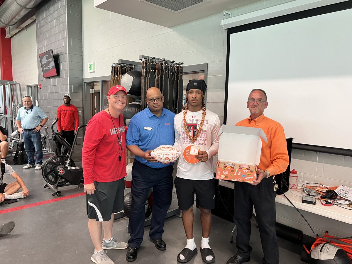 Congratulations to @LBBroncoFB WR/TE @iammike1x on being presented with his @whataburger Super Team Award!

@LakeBeltonHS | @BeltonISDAth | @dctf | #whataSuperTeam #whataburger #txhsfb #dctf
