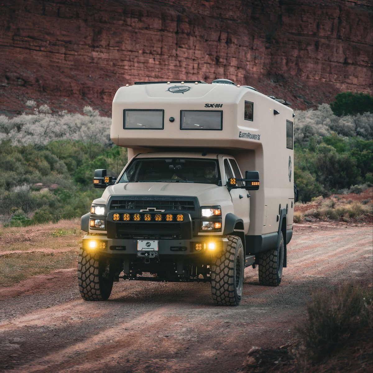 Cruisin' through the wilderness with all the comforts of home 🏠🏜️ · · · #earthroamer #offroad4x4 #expeditionvehicle #campinglife #overlanding #4x4life #4x4trucks #vanlife #vanlifeadventures