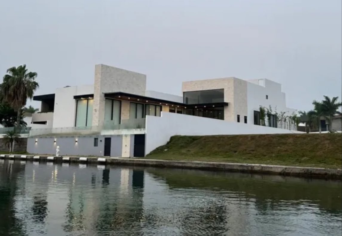 Este mensaje es para ti, si para ti que eres un joven que tiene todo un futuro por delante y mereces un México libre de delincuencia, en paz, unido, libre de corrupción y autoritarismo.

Vota por la opción que te garantice un mejor futuro, NO vendas tu Voto por unos pesos