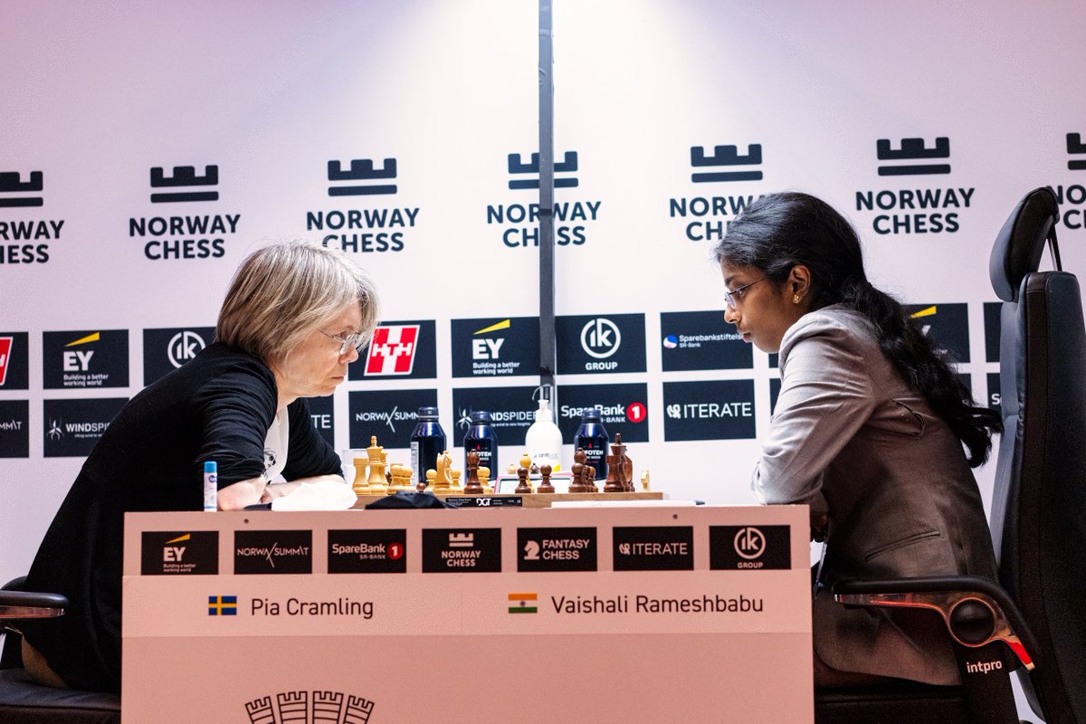 Great news: 🇮🇳 GM Vaishali Rameshbabu defeated 🇸🇪 GM Pia Cramling with the black pieces!

She is currently leading the women's section of @NorwayChess with 8.5 points. Great going @chessvaishali 👏

📸 @photochess