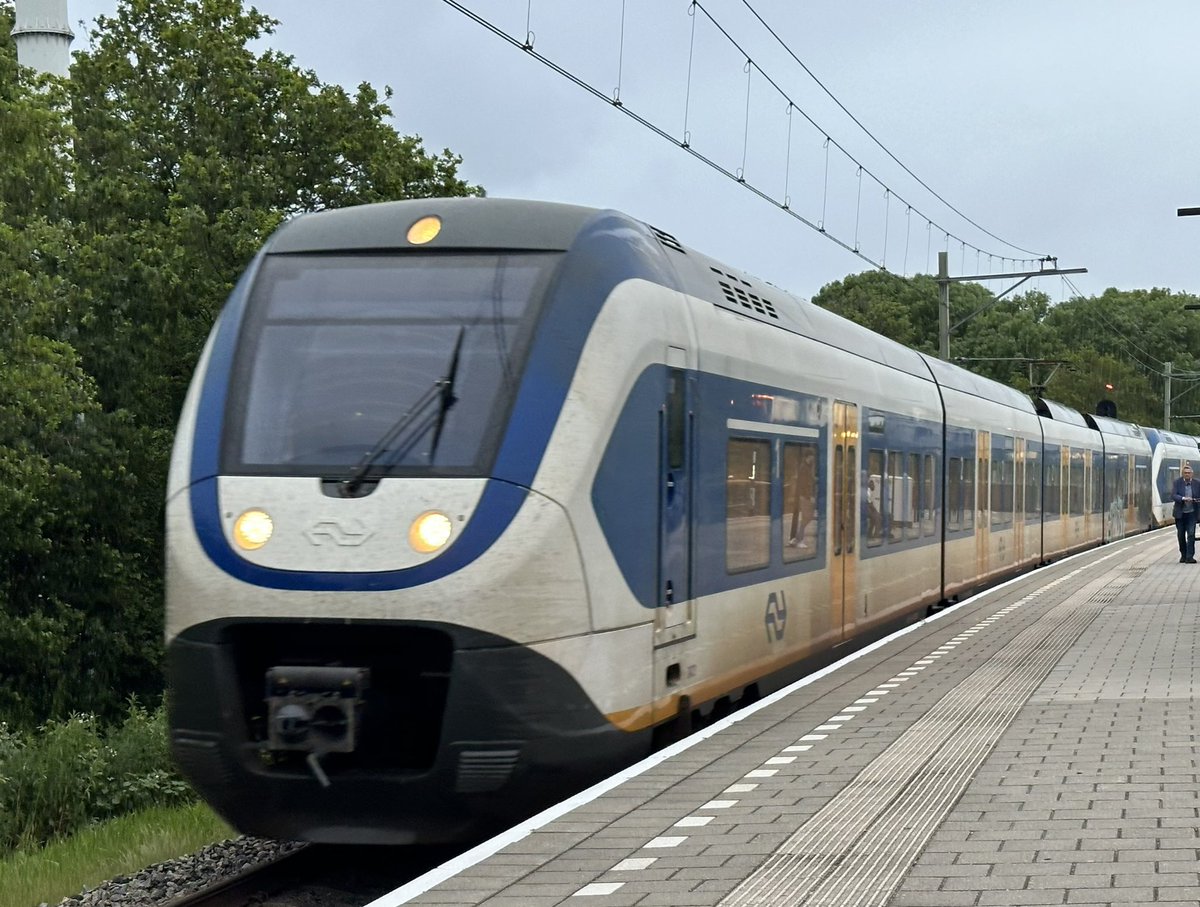messagemonger's tweet photo. A Dutch sprinter unit makes a very quiet arrival into Driehuis station. The loading gauge available seems to make everything feel significantly larger, well, taller at any rate https://t.co/IP3LKkDyRw