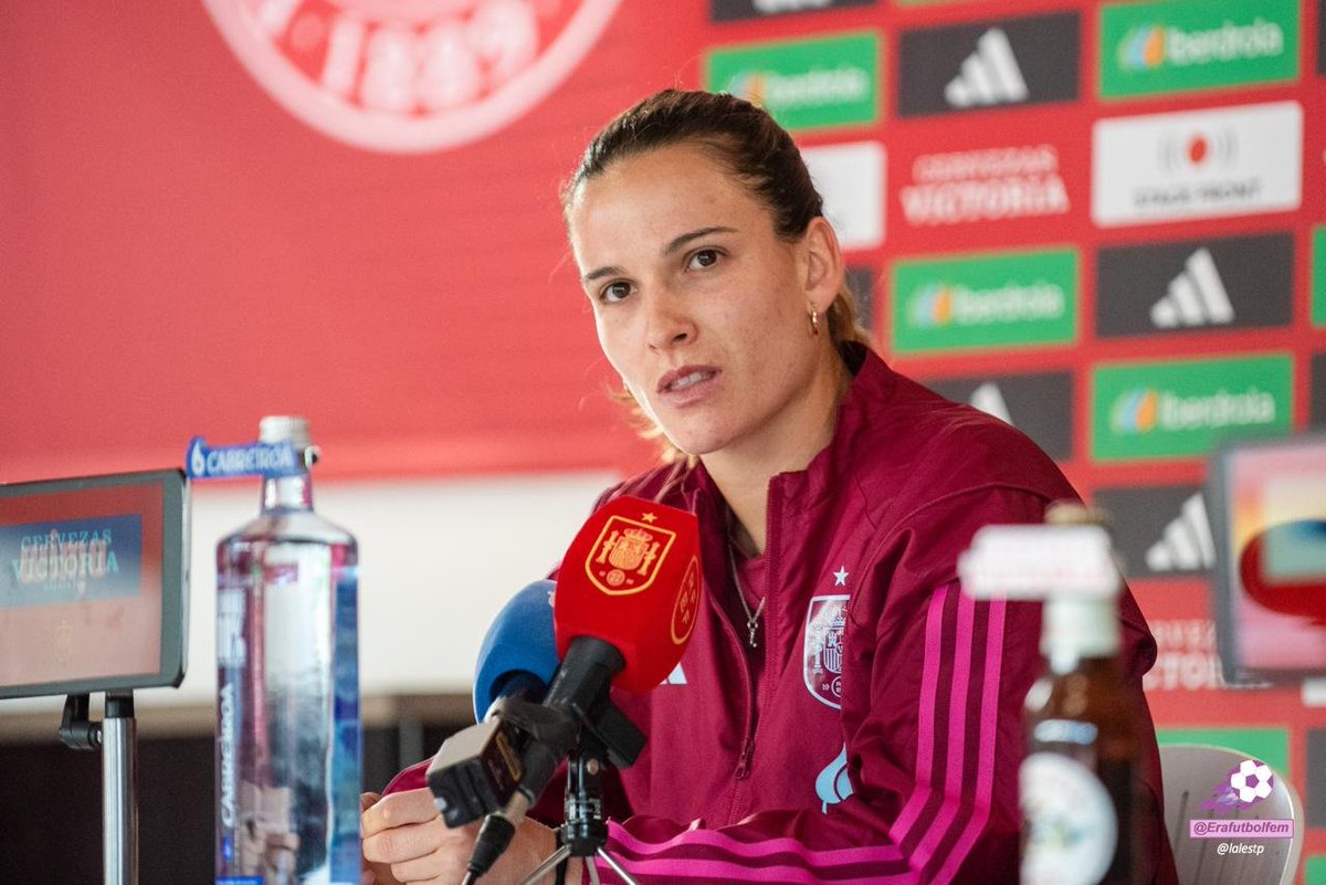 🎙️ Laia Codina en rueda de prensa antes del partido ante Dinamarca en Velje: 🗣️'La etiqueta de favoritas y de que tenemos que hacer la clasificación perfecta yo, personalmente, la disfruto, y hace que me lo ponga más como un reto cada partido' 🗣️'Dinamarca desde que ha cambiado