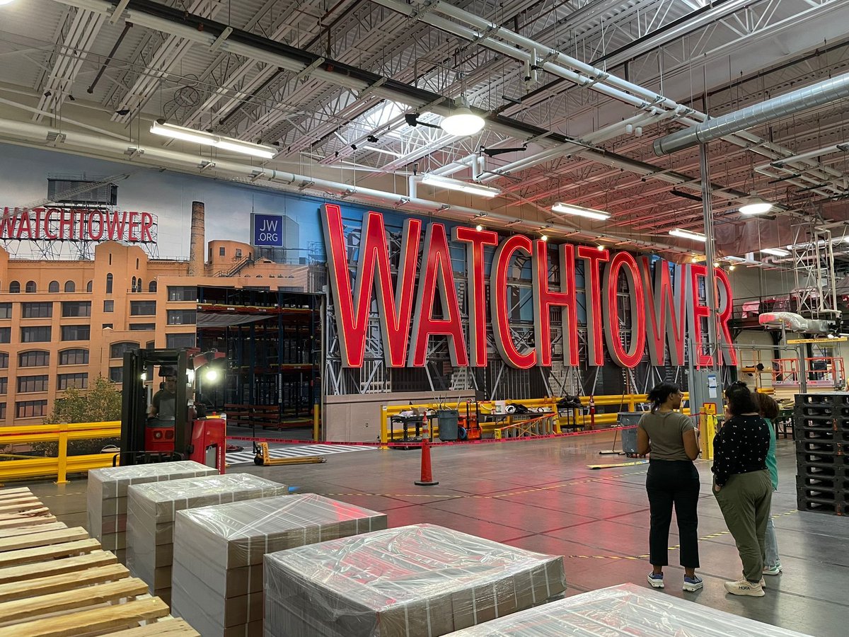 leocuellar's tweet photo. El letrero original de neón que fue removido del edificio del #30 de Columbia Heights en Brooklyn el 6 de diciembre de 2017, ahora adorna una bodega de la Watchtower en Wallkill. ¿qué les parece? https://t.co/5fRLAHyZk4