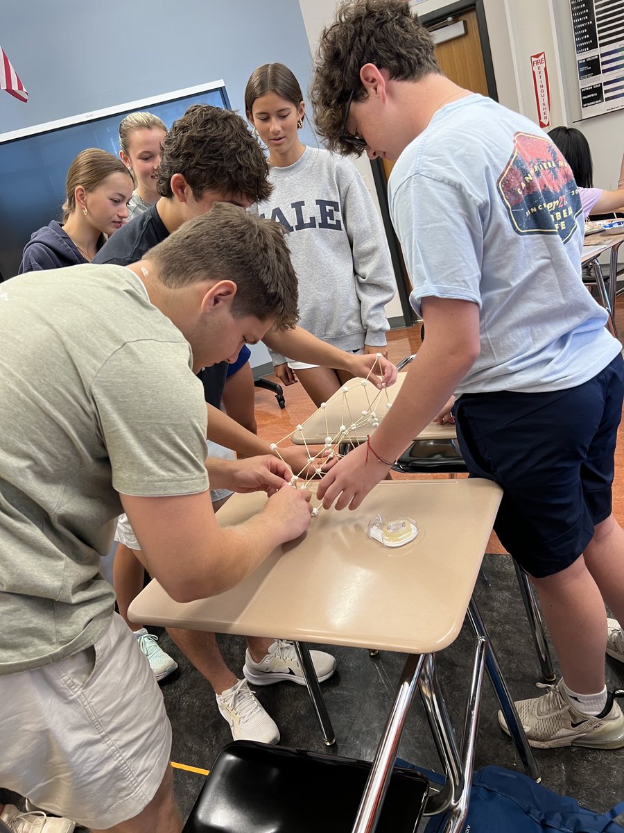 EAMayTerm's tweet photo. To conclude their #EAMayTerm, Exploring Education students continued to practice the art of classroom management and effective instruction as they walked their peers through a science lesson. https://t.co/P6Vz845xmn